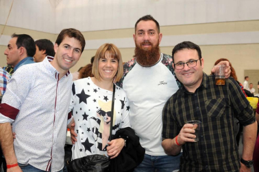 La Sociedad Cultural Deportiva y Recreativa Ana de Velasco de Marcilla celebró un día de encuentro con sus socios con una comida popular que se celebró en el pabellón municipal el sábado 23 de marzo. Al exquisito menú de sidrería le siguió una sesión de baile a cargo de la orquesta Nueva Alaska. Una jornada para disfrutarla en cuadrilla.