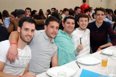 La Sociedad Cultural Deportiva y Recreativa Ana de Velasco de Marcilla celebró un día de encuentro con sus socios con una comida popular que se celebró en el pabellón municipal el sábado 23 de marzo. Al exquisito menú de sidrería le siguió una sesión de baile a cargo de la orquesta Nueva Alaska. Una jornada para disfrutarla en cuadrilla.
