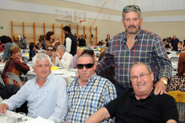 La Sociedad Cultural Deportiva y Recreativa Ana de Velasco de Marcilla celebró un día de encuentro con sus socios con una comida popular que se celebró en el pabellón municipal el sábado 23 de marzo. Al exquisito menú de sidrería le siguió una sesión de baile a cargo de la orquesta Nueva Alaska. Una jornada para disfrutarla en cuadrilla.
