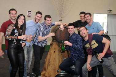 La Sociedad Cultural Deportiva y Recreativa Ana de Velasco de Marcilla celebró un día de encuentro con sus socios con una comida popular que se celebró en el pabellón municipal el sábado 23 de marzo. Al exquisito menú de sidrería le siguió una sesión de baile a cargo de la orquesta Nueva Alaska. Una jornada para disfrutarla en cuadrilla.