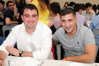 La Sociedad Cultural Deportiva y Recreativa Ana de Velasco de Marcilla celebró un día de encuentro con sus socios con una comida popular que se celebró en el pabellón municipal el sábado 23 de marzo. Al exquisito menú de sidrería le siguió una sesión de baile a cargo de la orquesta Nueva Alaska. Una jornada para disfrutarla en cuadrilla.