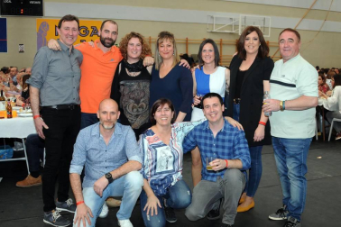 La Sociedad Cultural Deportiva y Recreativa Ana de Velasco de Marcilla celebró un día de encuentro con sus socios con una comida popular que se celebró en el pabellón municipal el sábado 23 de marzo. Al exquisito menú de sidrería le siguió una sesión de baile a cargo de la orquesta Nueva Alaska. Una jornada para disfrutarla en cuadrilla.
