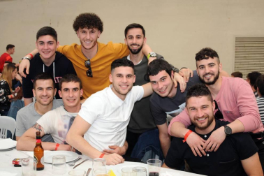 La Sociedad Cultural Deportiva y Recreativa Ana de Velasco de Marcilla celebró un día de encuentro con sus socios con una comida popular que se celebró en el pabellón municipal el sábado 23 de marzo. Al exquisito menú de sidrería le siguió una sesión de baile a cargo de la orquesta Nueva Alaska. Una jornada para disfrutarla en cuadrilla.