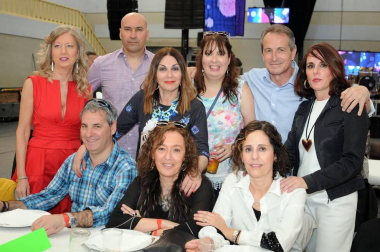 La Sociedad Cultural Deportiva y Recreativa Ana de Velasco de Marcilla celebró un día de encuentro con sus socios con una comida popular que se celebró en el pabellón municipal el sábado 23 de marzo. Al exquisito menú de sidrería le siguió una sesión de baile a cargo de la orquesta Nueva Alaska. Una jornada para disfrutarla en cuadrilla.