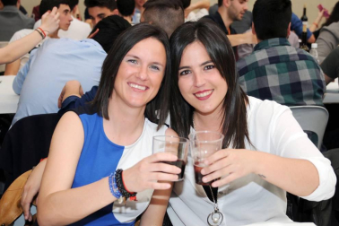 La Sociedad Cultural Deportiva y Recreativa Ana de Velasco de Marcilla celebró un día de encuentro con sus socios con una comida popular que se celebró en el pabellón municipal el sábado 23 de marzo. Al exquisito menú de sidrería le siguió una sesión de baile a cargo de la orquesta Nueva Alaska. Una jornada para disfrutarla en cuadrilla.