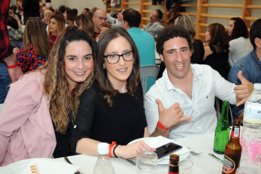 La Sociedad Cultural Deportiva y Recreativa Ana de Velasco de Marcilla celebró un día de encuentro con sus socios con una comida popular que se celebró en el pabellón municipal el sábado 23 de marzo. Al exquisito menú de sidrería le siguió una sesión de baile a cargo de la orquesta Nueva Alaska. Una jornada para disfrutarla en cuadrilla.