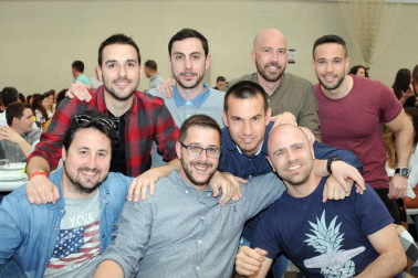 La Sociedad Cultural Deportiva y Recreativa Ana de Velasco de Marcilla celebró un día de encuentro con sus socios con una comida popular que se celebró en el pabellón municipal el sábado 23 de marzo. Al exquisito menú de sidrería le siguió una sesión de baile a cargo de la orquesta Nueva Alaska. Una jornada para disfrutarla en cuadrilla.