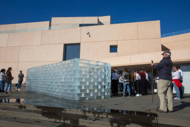 El artista estadounidense nacido en Madrid Iñigo Manglano-Ovalle ha llevado la instalación a base de bloques de hielo, 'Fluids Navarra', al Museo del campus universitario.
