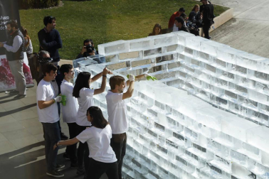 El artista estadounidense nacido en Madrid Iñigo Manglano-Ovalle ha llevado la instalación a base de bloques de hielo, 'Fluids Navarra', al Museo del campus universitario.