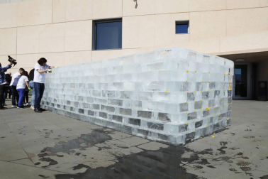 El artista estadounidense nacido en Madrid Iñigo Manglano-Ovalle ha llevado la instalación a base de bloques de hielo, 'Fluids Navarra', al Museo del campus universitario.