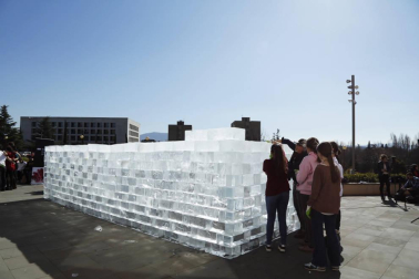 El artista estadounidense nacido en Madrid Iñigo Manglano-Ovalle ha llevado la instalación a base de bloques de hielo, 'Fluids Navarra', al Museo del campus universitario.