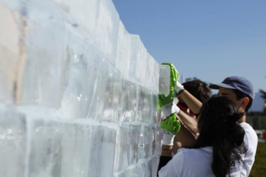 El artista estadounidense nacido en Madrid Iñigo Manglano-Ovalle ha llevado la instalación a base de bloques de hielo, 'Fluids Navarra', al Museo del campus universitario.