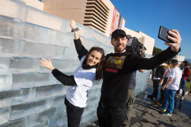 El artista estadounidense nacido en Madrid Iñigo Manglano-Ovalle ha llevado la instalación a base de bloques de hielo, 'Fluids Navarra', al Museo del campus universitario.