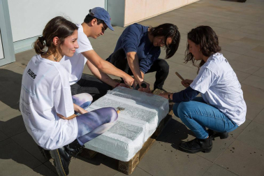 El artista estadounidense nacido en Madrid Iñigo Manglano-Ovalle ha llevado la instalación a base de bloques de hielo, 'Fluids Navarra', al Museo del campus universitario.