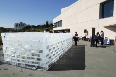 El artista estadounidense nacido en Madrid Iñigo Manglano-Ovalle ha llevado la instalación a base de bloques de hielo, 'Fluids Navarra', al Museo del campus universitario.