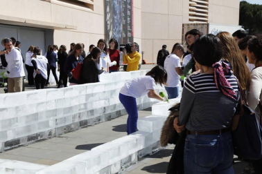 El artista estadounidense nacido en Madrid Iñigo Manglano-Ovalle ha llevado la instalación a base de bloques de hielo, 'Fluids Navarra', al Museo del campus universitario.