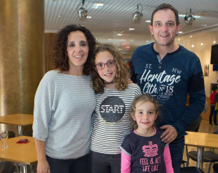 La Compañía Onbeat presentó el 24 marzo, en el Auditorio de Barañáin, su particular tributo a la película de Disney 'El Rey León'. Las voces en directo, que repasaron el repertorio musical del filme, una gran puesta en escena y las atractivas coreografías fueron la receta presentada por este grupo para entretener al público eminentemente familiar que se reunió para la ocasión.