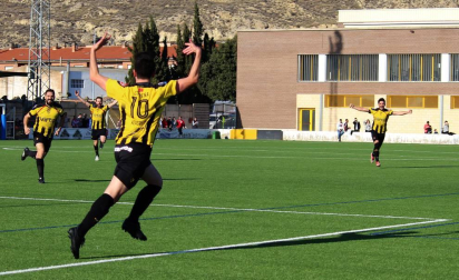 El conjunto navarro regresa a la categoría nacional tras vencer 4-0 al Infanzones y a falta de siete jornadas para terminar la temporada.