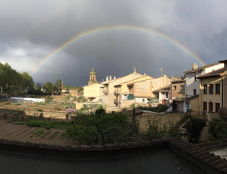 Envíanos la imagen por Whatsapp al número 687 04 00 98, indicando el lugar en el que están realizadas y el autor de las fotografías.
