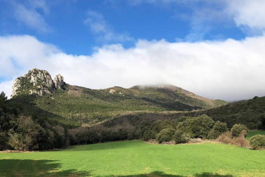 Envíanos la imagen por Whatsapp al número 687 04 00 98, indicando el lugar en el que están realizadas y el autor de las fotografías.