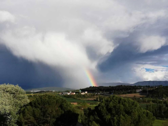 Envíanos la imagen por Whatsapp al número 687 04 00 98, indicando el lugar en el que están realizadas y el autor de las fotografías.