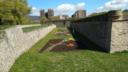 Envíanos la imagen por Whatsapp al número 687 04 00 98, indicando el lugar en el que están realizadas y el autor de las fotografías.