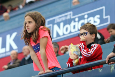 Fotos del búscate en la grada del Osasuna - Extremadura
