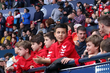 Fotos del búscate en la grada del Osasuna - Extremadura