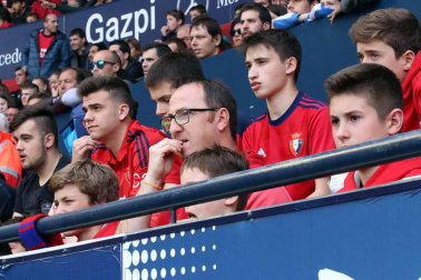 Fotos del búscate en la grada del Osasuna - Extremadura