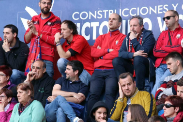 Fotos del búscate en la grada del Osasuna - Extremadura