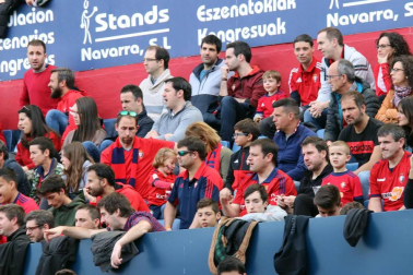 Fotos del búscate en la grada del Osasuna - Extremadura