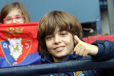 Fotos del búscate en la grada del Osasuna - Extremadura