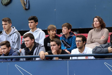 Fotos del búscate en la grada del Osasuna - Extremadura