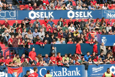 Fotos del búscate en la grada del Osasuna - Extremadura