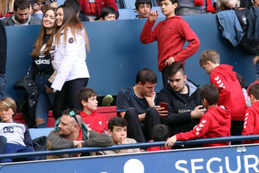 Fotos del búscate en la grada del Osasuna - Extremadura