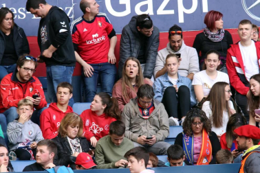 Fotos del búscate en la grada del Osasuna - Extremadura