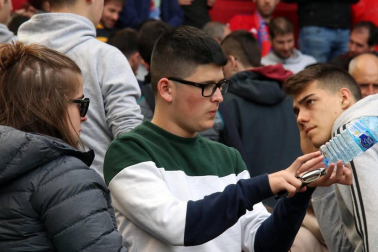 Fotos del búscate en la grada del Osasuna - Extremadura