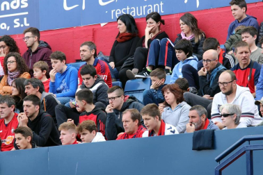 Fotos del búscate en la grada del Osasuna - Extremadura