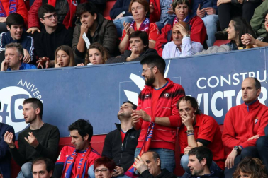 Fotos del búscate en la grada del Osasuna - Extremadura