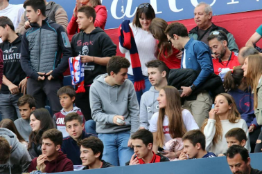 Fotos del búscate en la grada del Osasuna - Extremadura