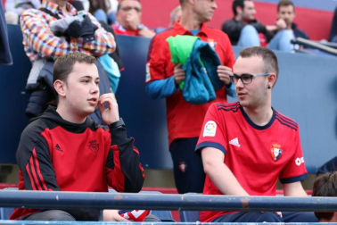 Fotos del búscate en la grada del Osasuna - Extremadura