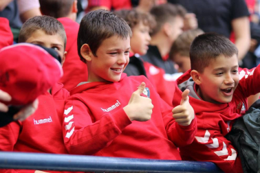 Fotos del búscate en la grada del Osasuna - Extremadura