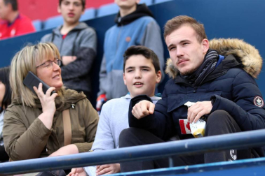 Fotos del búscate en la grada del Osasuna - Extremadura