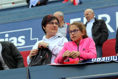 Fotos del búscate en la grada del Osasuna - Extremadura
