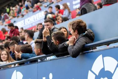 Fotos del búscate en la grada del Osasuna - Extremadura