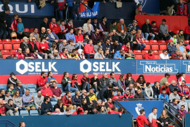 Fotos del búscate en la grada del Osasuna - Extremadura