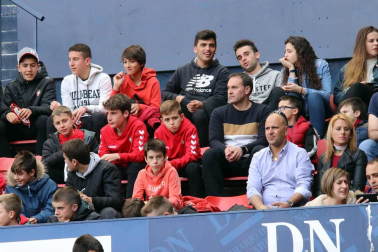 Fotos del búscate en la grada del Osasuna - Extremadura