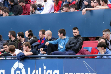 Fotos del búscate en la grada del Osasuna - Extremadura