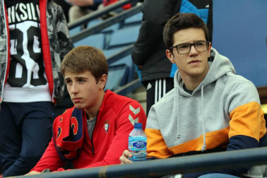 Fotos del búscate en la grada del Osasuna - Extremadura