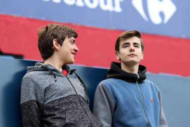 Fotos del búscate en la grada del Osasuna - Extremadura
